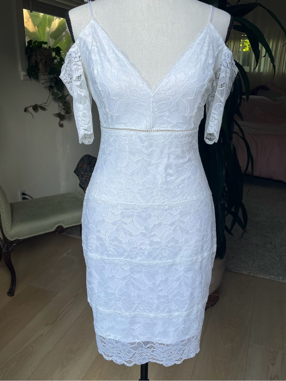 Women’s White Lace Dress‎ Small Lined V Neck EUC GUESS